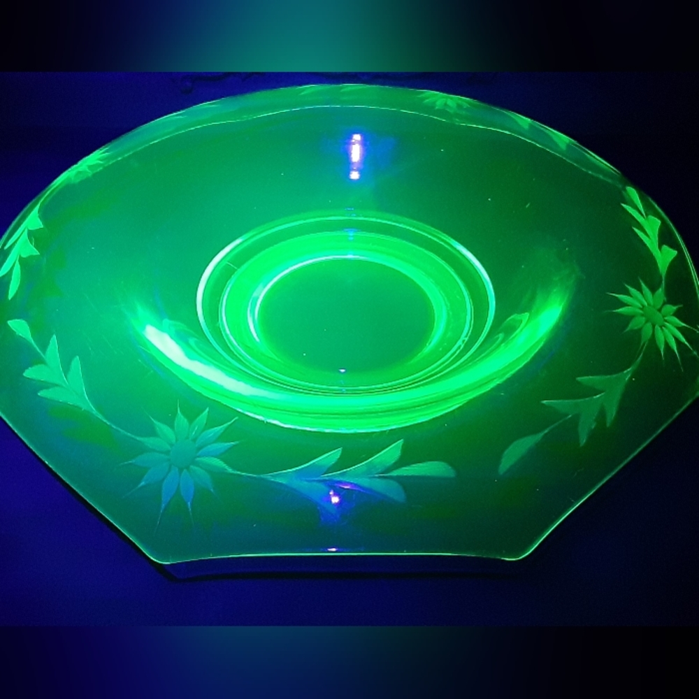 Vintage 1950s MCM Mid-Century Modern Uranium Glass Fruit Bowl - 12"D Clear Green